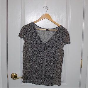 BLACK AND WHITE PATTERNED BLOUSE